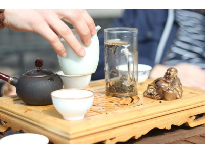 Чому один чай бадьорить, а інший розслабляє - просте пояснення