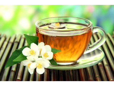 Білий і жасминовий на вечір: м’які варіанти без зайвої бадьорості